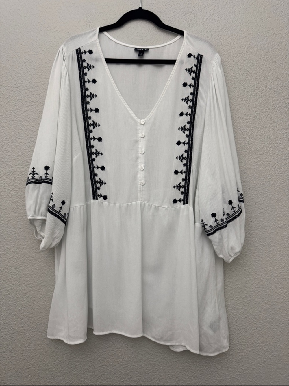 Torrid White Peasant Babydoll Blouse Black Floral Embroidered Boho Top Size 4